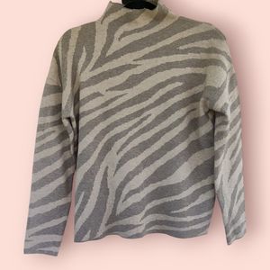 Tahari Size Medium Zebra Mock Neck Sweater Gray Soft Animal Print Rayon